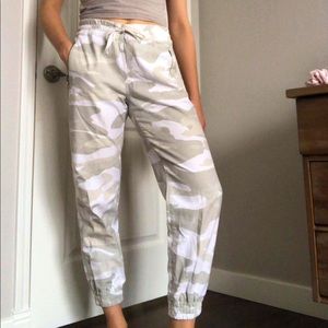 Aritzia/TNA Alix Camo Pant